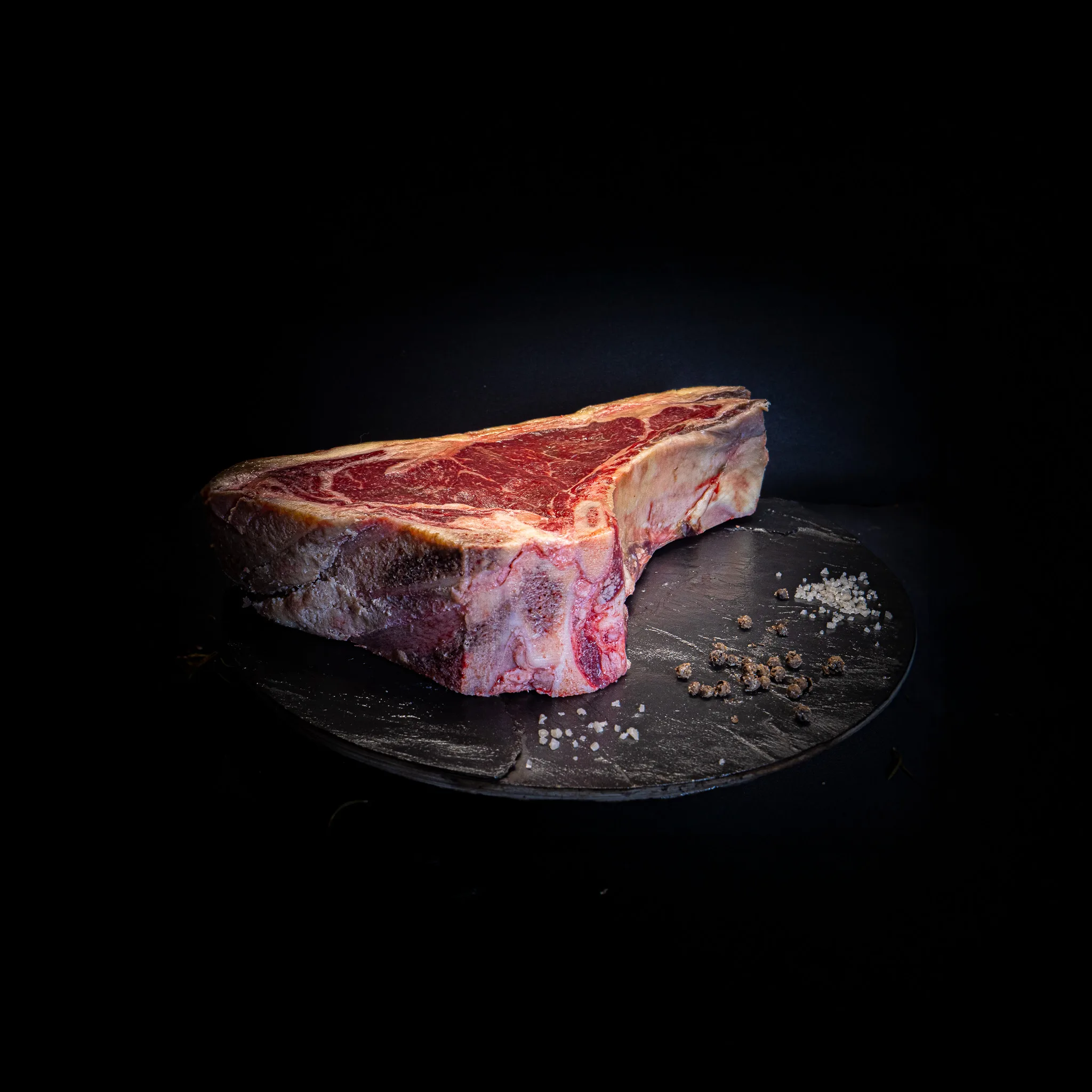 La côte de bœuf de Galice est idéale pour les repas conviviaux, pour partager un moment gourmand autour d’une viande d’exception, tendre et juteuse